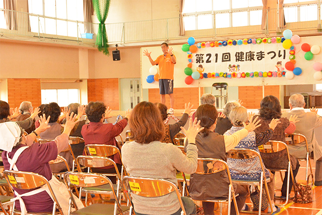 参加者も体を動かして楽しむ竹下勝博氏の講演