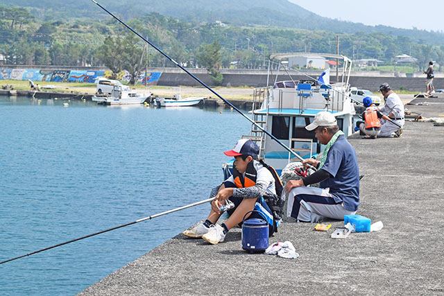 おのおののポイントで釣りを楽しむ参加者