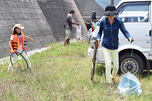 自然保全のため行われた海岸清掃