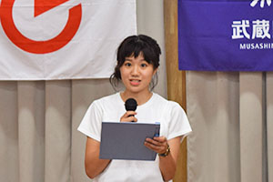 学生代表であいさつする植木利奈子さん