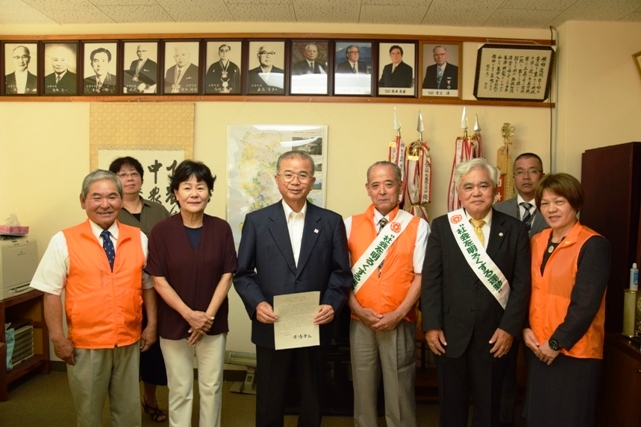 中心となって運動を推進する保護司の皆さん