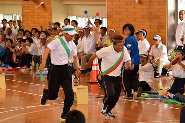 ゴール間際の接戦に上がるがる歓声