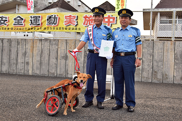 一日署長を務めた島田さんと車いす犬「ラッキー」