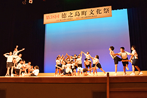 表現力豊かな亀津小学校6年生の創作ダンス