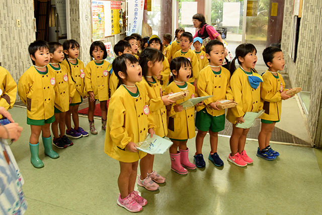 元気にメッセージを届ける亀徳保育園の園児たち