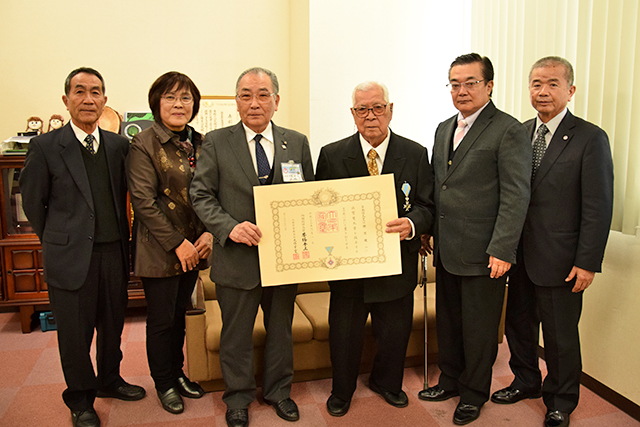 瑞宝双光章を授与された横濱健二氏