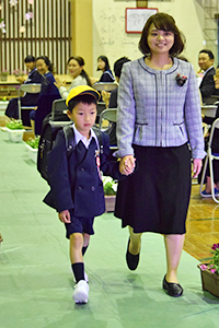 担任の先生と手をつなぐ新小学1年生の川口水輝君