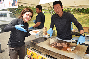 参加者に振る舞われたのざき牛とみのり館カレー