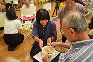 学生と井之川住民手作りの郷土料理でおもてなし