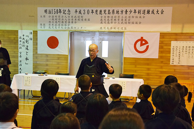 指導する日本武道館の東良美氏（範士八段）