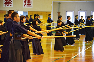 真剣に稽古に取り組む参加者