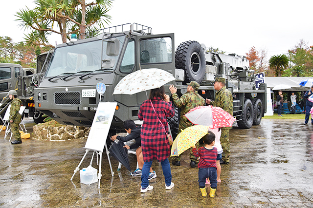 雨天の中、傘を差しながら見学を楽しんだ来場者