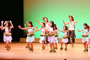舞台発表では子ども達が演奏やダンスを披露
