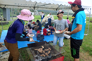 収穫作業後は手々海浜公園でバーベキュー