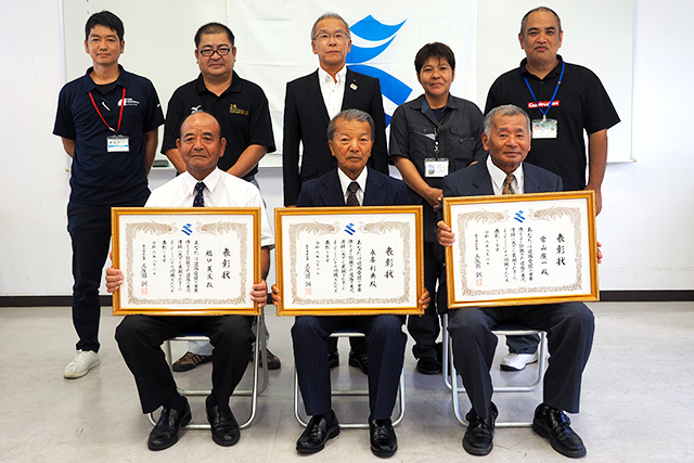 表彰された永喜さん（中央）と常山さん（右）