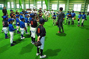 屋内練習場では初開催となったプロ野球選手の野球教室