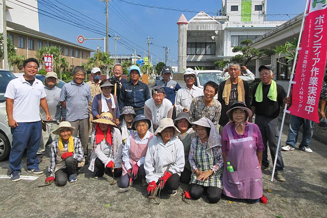 亀津地区の清掃活動を担当した会員の皆さん（提供写真）