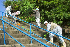 東天城地区では山小学校と山中学校を清掃（提供写真）