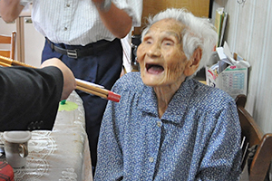 町長の問いかけに元気に答える久野タキさん