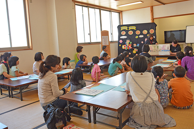 図書館員による大型絵本の読み聞かせ