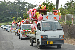 色鮮やかに飾りつけされた山車