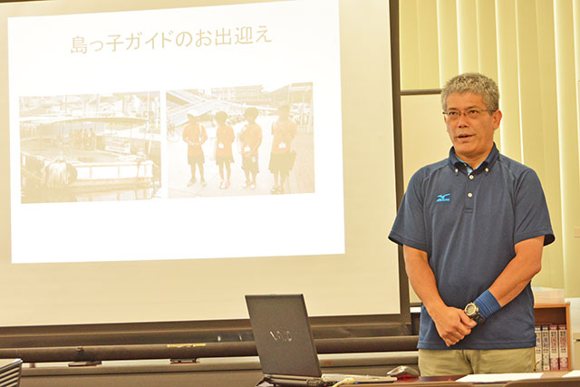 しまっ子ガイドについて説明する西村千尋教授