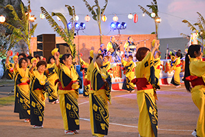 母間校区女性連による華やかな踊り