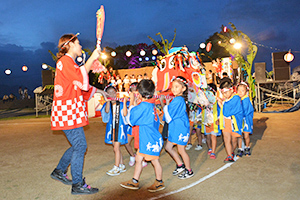 保育園児による可愛らしいみこし隊