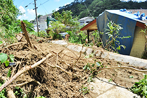 がけ崩れで一部損壊の被害に見舞われた家屋