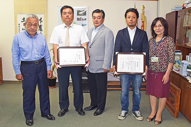 役場を訪れた徳之島町通信特機（左から2番目）と亀津カーシティ（右から2番目）の代表者