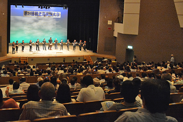 元気なウギ節で会場を盛り上げた徳之島三味線愛好会「結」の皆さん