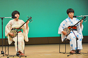 澄み渡る歌声を響かせた中元楓花さん（左）と冨里綾乃さん（右）