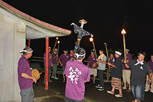 溝川神社でたいまつを掲げての出発の決起