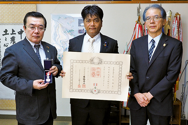 勲記及び勲章を伝達されたご遺族の植木厚吉さん