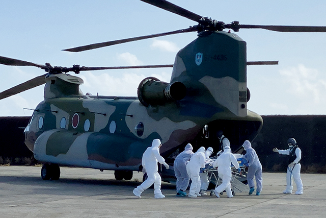 亀津新漁港へ着陸した南西航空方面隊の輸送ヘリ