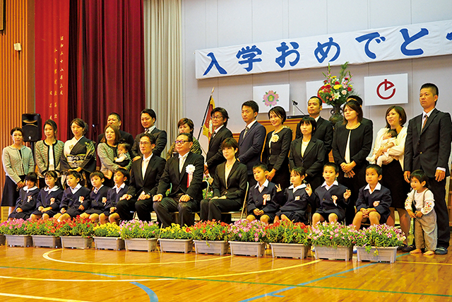 和やかな雰囲気で行われた花徳小学校の入学式