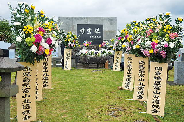 全国の遺族会から贈られた供花