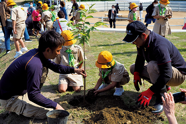 花徳小学校緑の少年団の子どもたちが桜を植樹