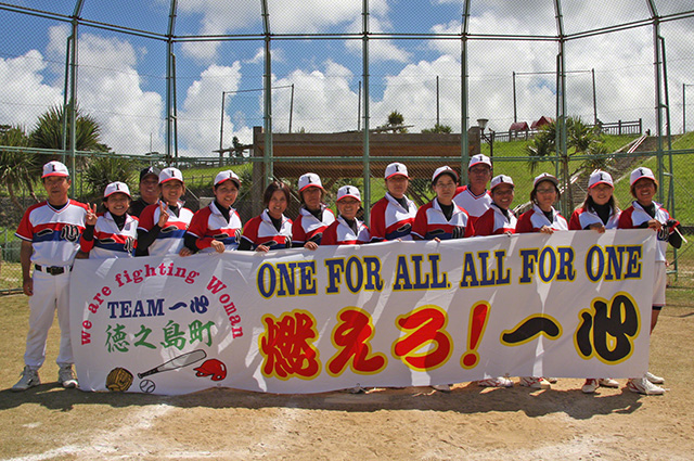 準優勝を喜ぶ女子ソフトボールの徳之島町チーム
