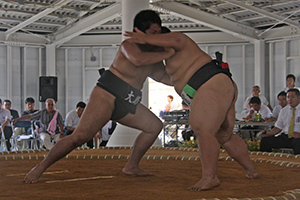 個人（高校生の部）決勝で押し出しを決める前田風海矢選手（左）
