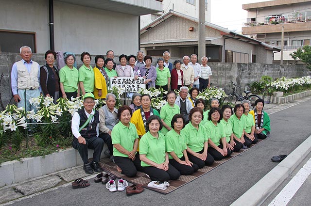 笑顔で記念写真に納まる南区高齢者クラブの皆さん