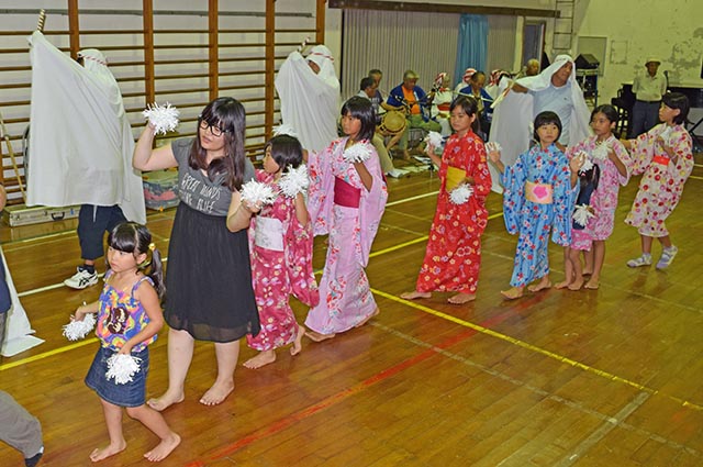 浴衣姿で踊る子どもたち