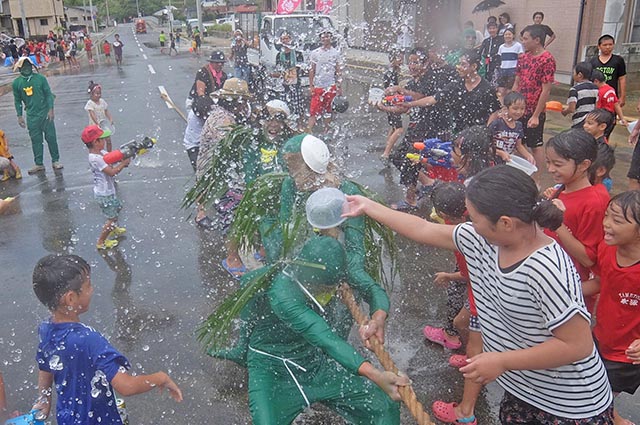 カッパ姿で祭りを盛り上げる花徳青年団