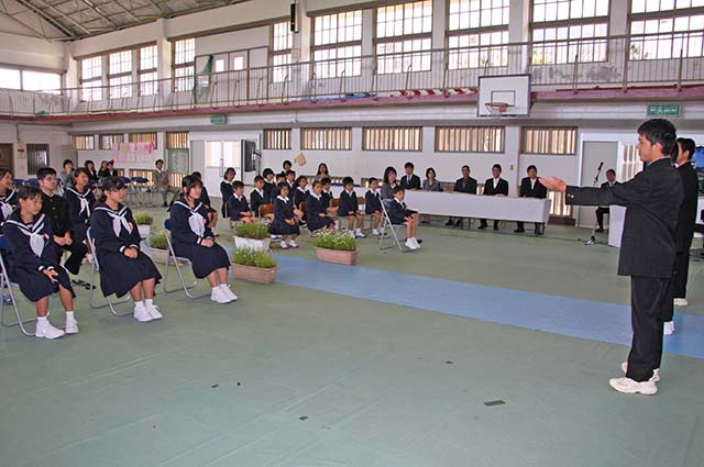 歓迎のあいさつをする中学生代表の3人