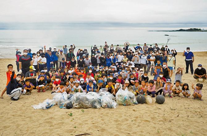里久浜では母間・花徳校区の参加者が清掃活動