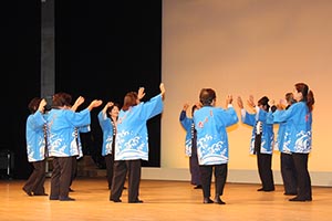 交流会で「ムチタボレ」を踊る諸田地区の会員