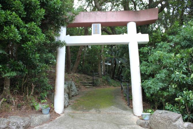 ナゴロ山神社：鳥居