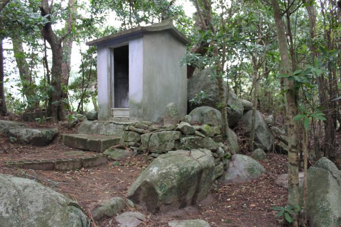 ナゴロ山神社：祠